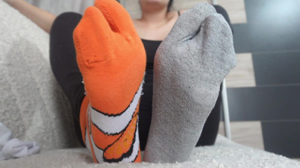 AmayaMori: Mijn stiefzus probeert uit hoe het is om Japanse tabi-sokken...