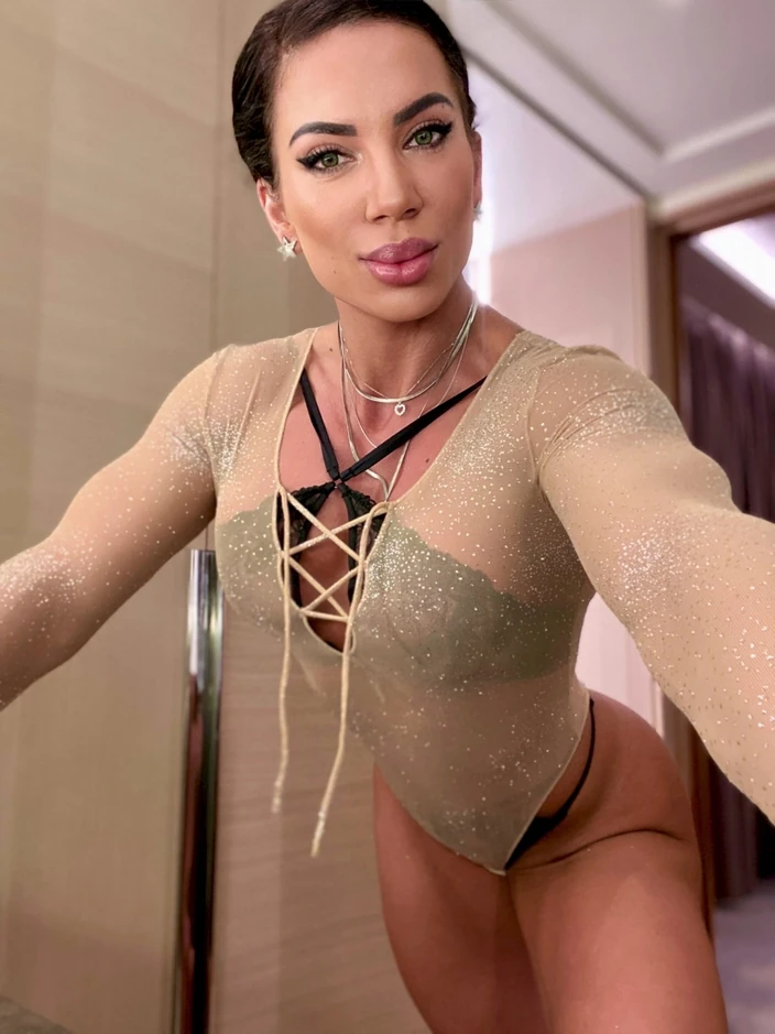 Alesyamuscledoll: Мускулы через