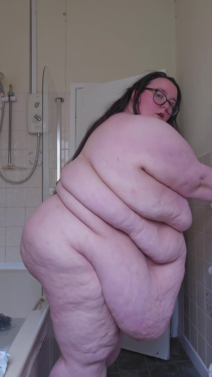 SSBBWLadyBrads: Ssbbw stript in de badkamer verkenning van vet lichaam