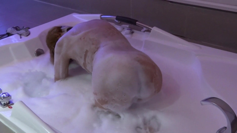 Ardientes69: La mia bellissima moglie si gode la jacuzzi del motel...