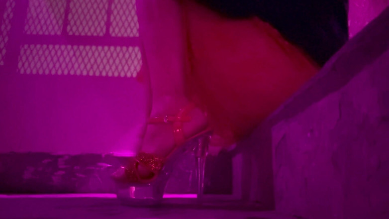 Artemisia Love: Artemisia Love pokazuje długie nogi na wysokich obcasach i soczystą...