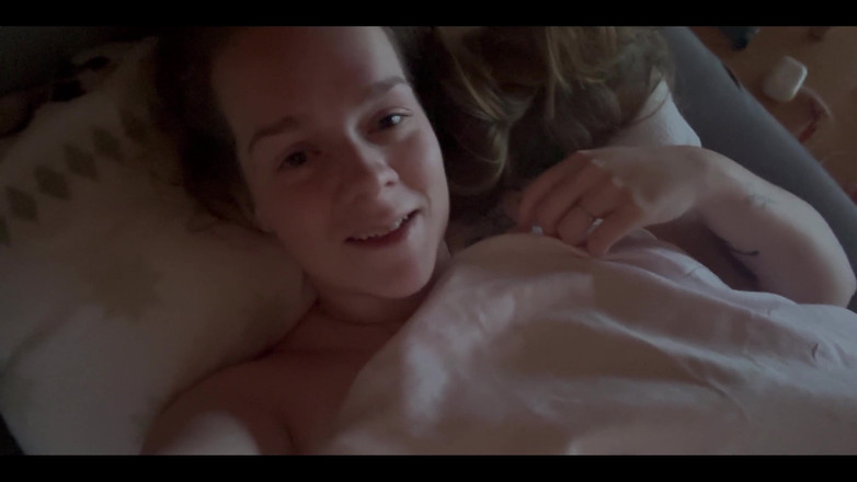 Naughty Mila: Прокидаючись з мокрою пиздою.