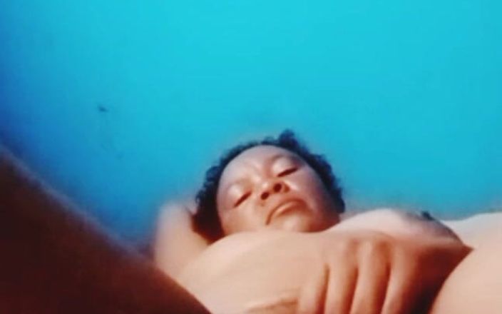 Me and my new slut: 老饥渴女郎和大黑屌男友自慰