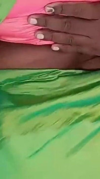 Ibu tiri kawan berkongkek dalam saree hijau dengan sarikata -1