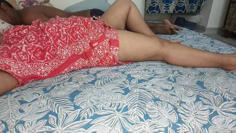 SUDIPABHABHI954: Üvey kız kardeş üvey erkek kardeşiyle aynı yatağı paylaşıyor tam sert...