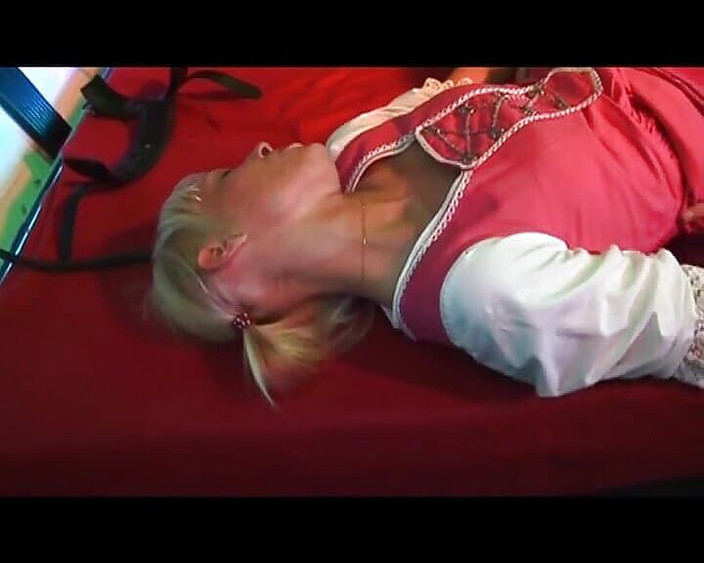 German amateur couples: ザーメン中毒のドイツ人ブロンドがホットなスリーウェイで犯される