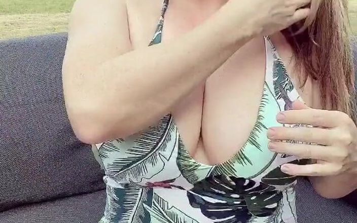 Alicia Rhodes: Gioco con il mio piccolo gattino mentre prendo il sole...
