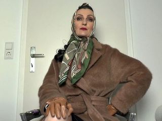 Lady Victoria Valente: 茶色の冬のコートとシルクのヘッドスカーフ