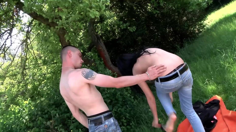 German Porn: Scopata selvaggia all'aperto cazzo cornuto con sexy Lizzy Styles e...