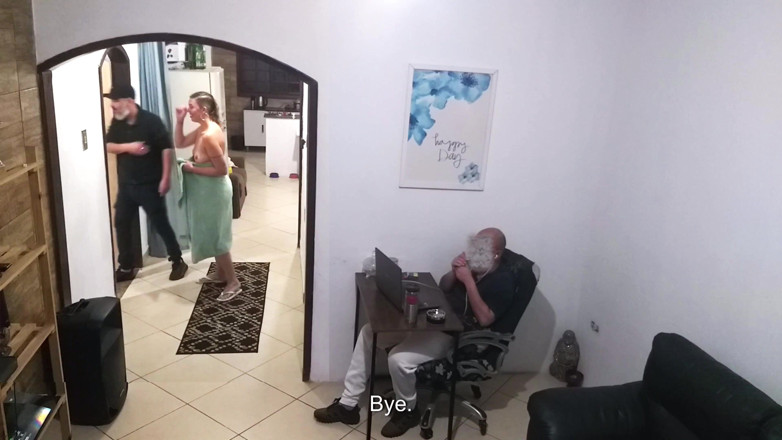 Gabi SweetCouplesStories: Mentre il marito lavora, la moglie in un asciugamano saluta...