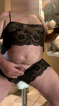 Mi masturbo vestita di biancheria intima femminile