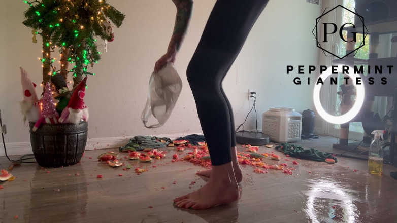 Peppermint Giantess: 과일 분쇄 여파 : 보짓물 바닥 엉망 청소