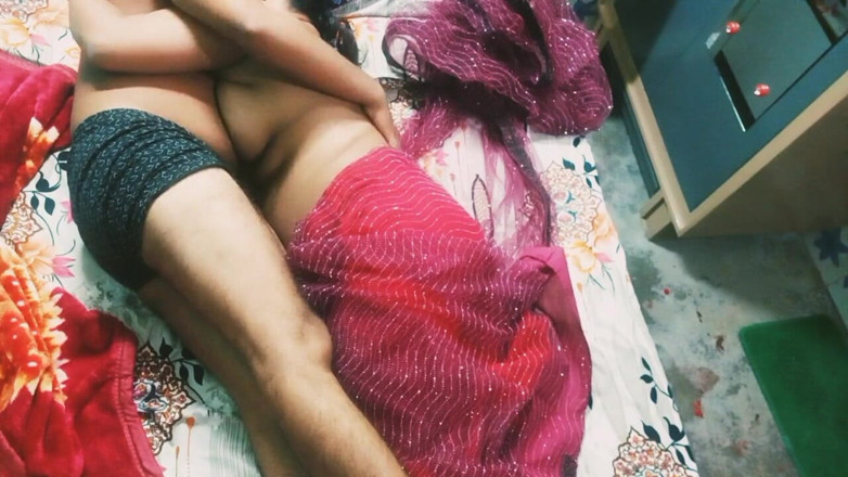 Manjushukla: Kakak ipar india yang cantik dengan kain sosis warna merah.