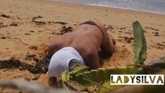 Ladysilvas: Ladysilva dalam seluar dalam di pantai – pantat panas