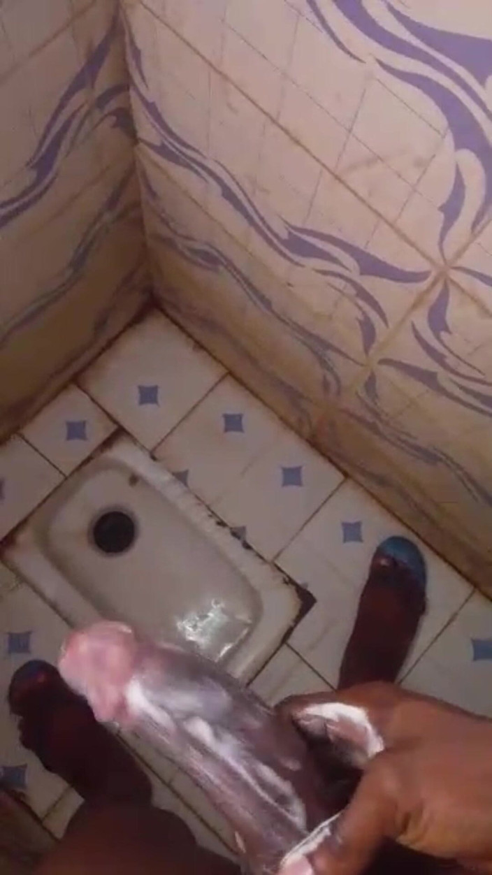 Sweetass132: Monsterlul masturberen in de badkamer