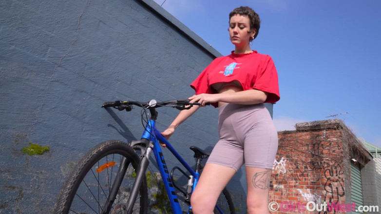 Girls Out West: Bruneta lesbiană cu țâțe mari este linsă și cu degetul în dormitor