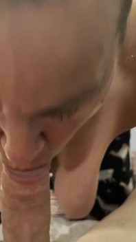 Marie, femme mature, adore sucer des bites et avaler la dernière goutte de sperme