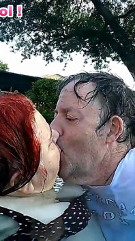 Krankenschwester Vicki und hübsche harry haben spaß beim küssen im pool!