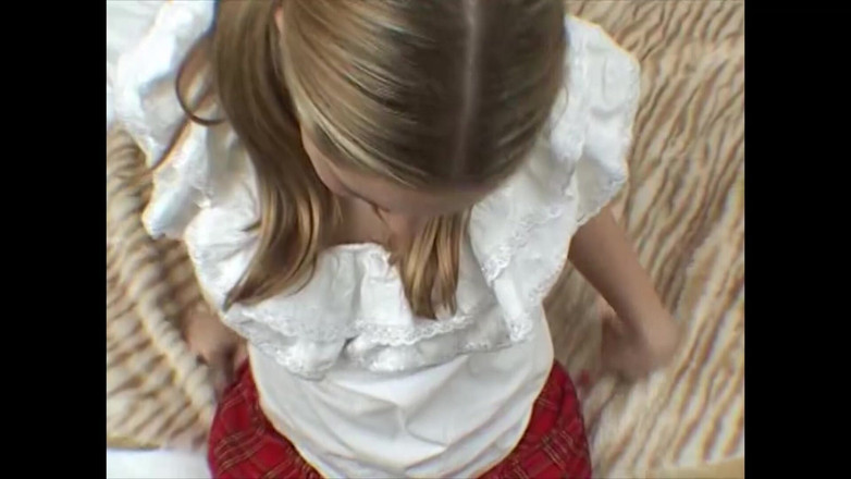 Real Porn Amateur: पिगटेल पहनी सुंदर सुनहरे बालों वाली कमसिन लंड चूस रही है और गले में गहरे लंड ले रही है