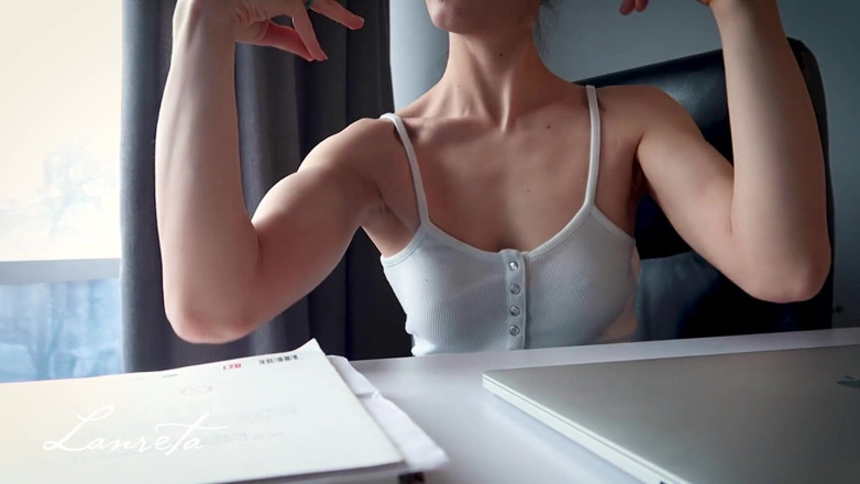 Lanreta: Show musculoso do escritório para o colega de trabalho