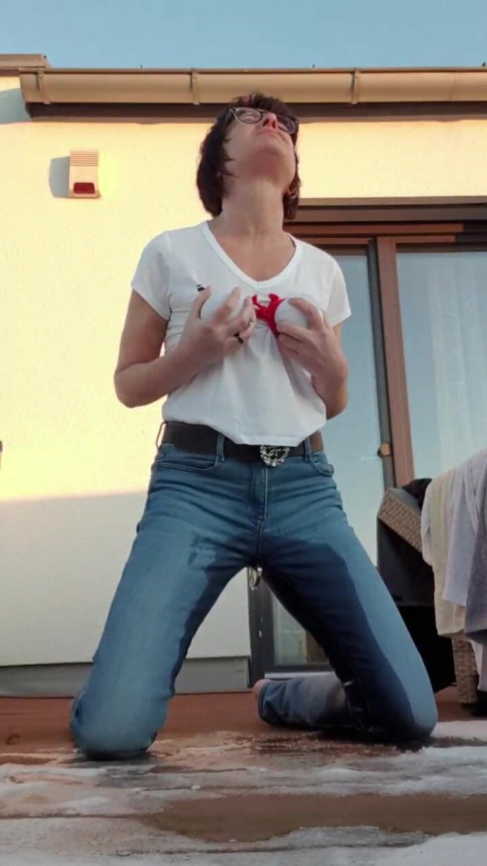 JulieEroticDress: Pancutan mani dalam seluar jeans di Balkoni