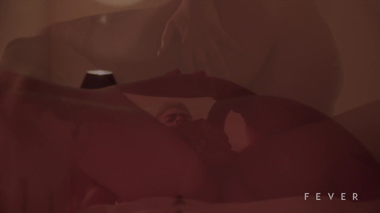 Fever Films: Idealna brunetka rucha się ze swoim chłopakiem