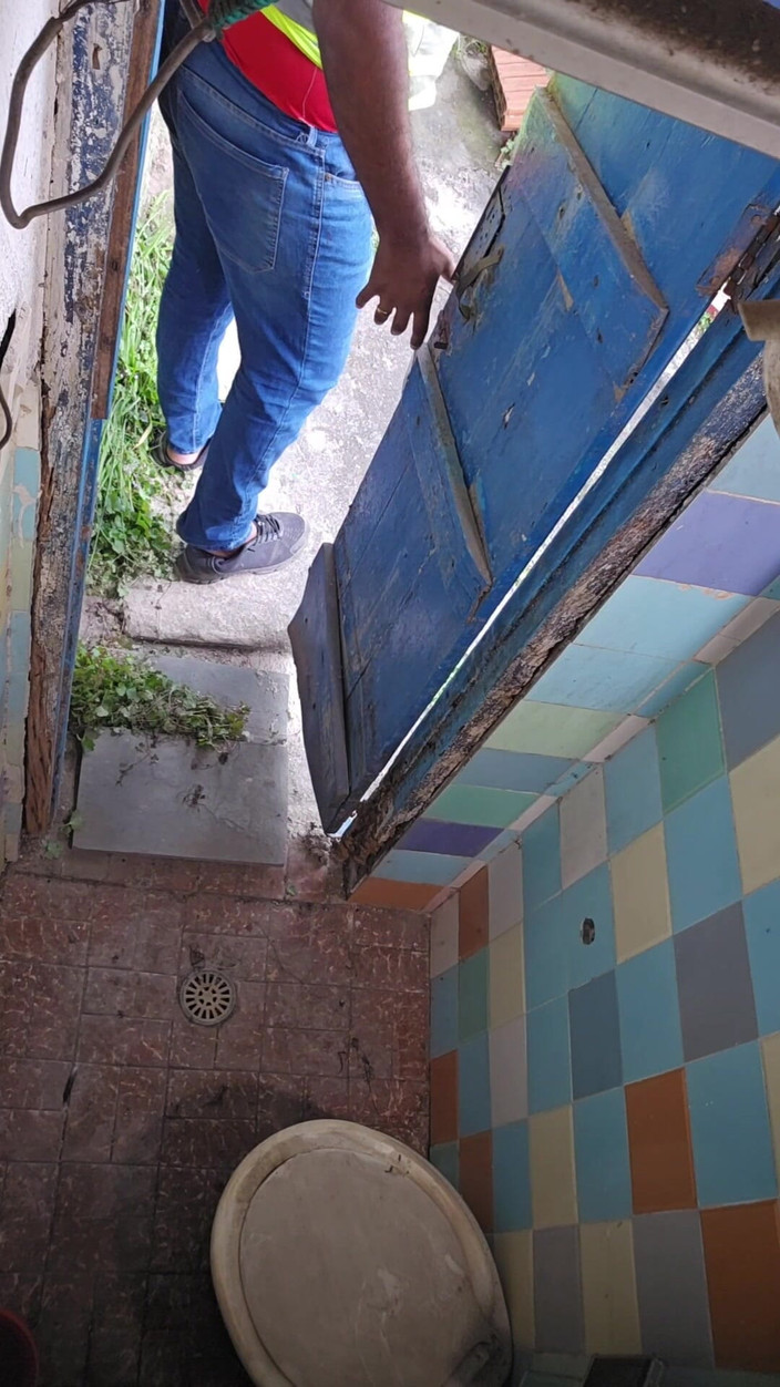 TheBlacKHunterr: Koupelna stavby se změnila v děvku