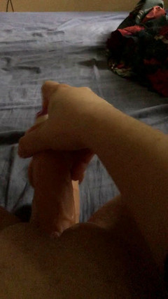 Novinha: Prim-plan cu dublă penetrare cu jucării