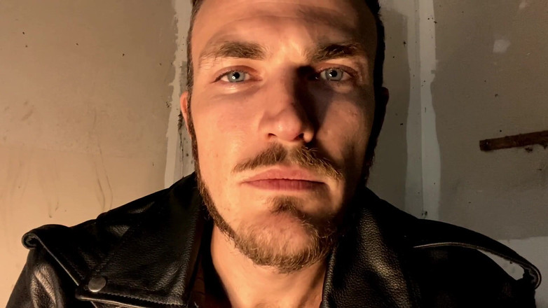 Christian Wilde: Christian Wilde fuma y te mantiene en su garaje