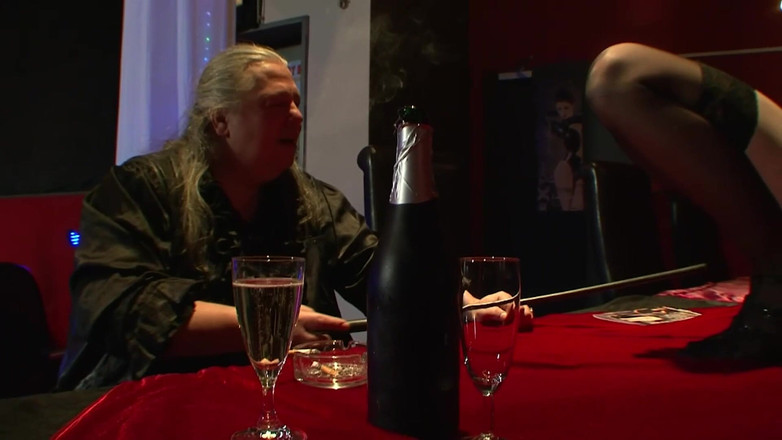 German BDSM MMV: Si jalang BDSM berambut merah dijolok di luar dan dalam