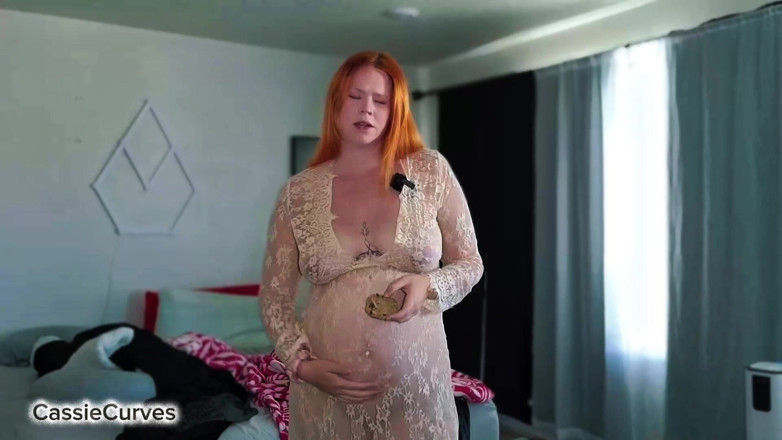 Cassie Curves: Growing Belly Addict