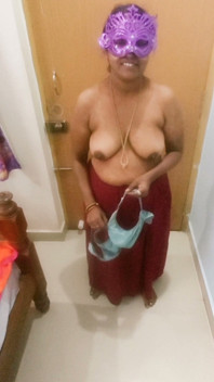 Desi tamilská bbw Latha Nahá Body Show Velká prsa Chlupatá kundička Škádlení pro bestie kluka! Indický sex