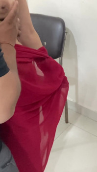 Meu vizinho gozou e me fodeu por trás.