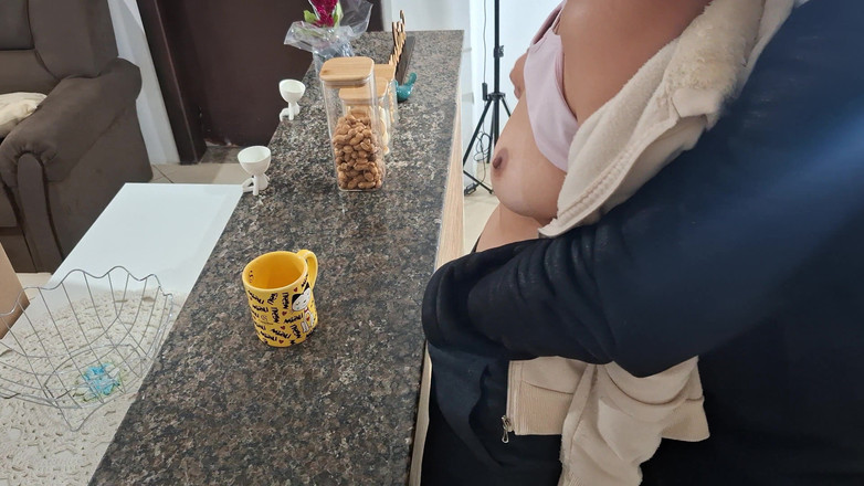 Gabi SweetCouplesStories: 의붓딸은 아침 식사를 하면서 깜짝 놀란다.