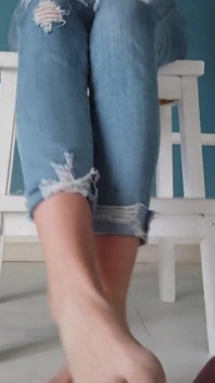 Gioco con i piedi di una ragazza