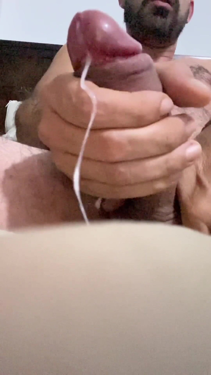 Latin mature king: Masturbace velkého ptáka a výstřik na obrovského čůráka