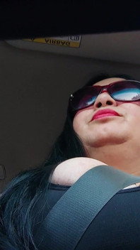 Mama vitregă care călătorește, fani solo în slow motion, în mașină cu țâțe mari