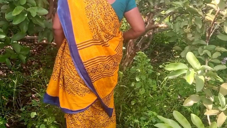 Priyanka314: Жена дези друга держит и сжимает груди на плантации Гуава