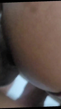 Orta yaşlı seksi kadın götünü tamamen açıyor