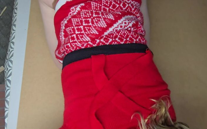 SexyGamerMomma: 彼女は彼のペニスのそばを歩いて、欲しいものを手に入れる