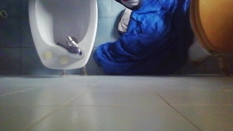 Culopeke: Guy tied her legs and opens her tight ass
