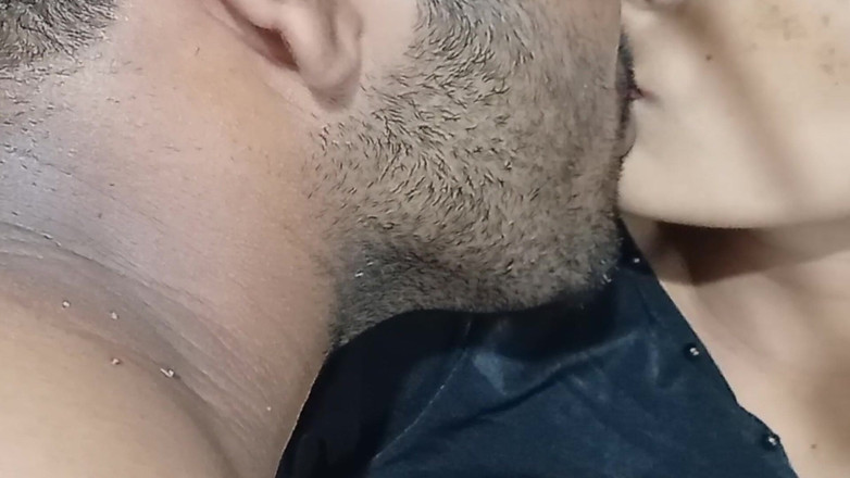Dearshivani: Lippenkus met moslimmeisje