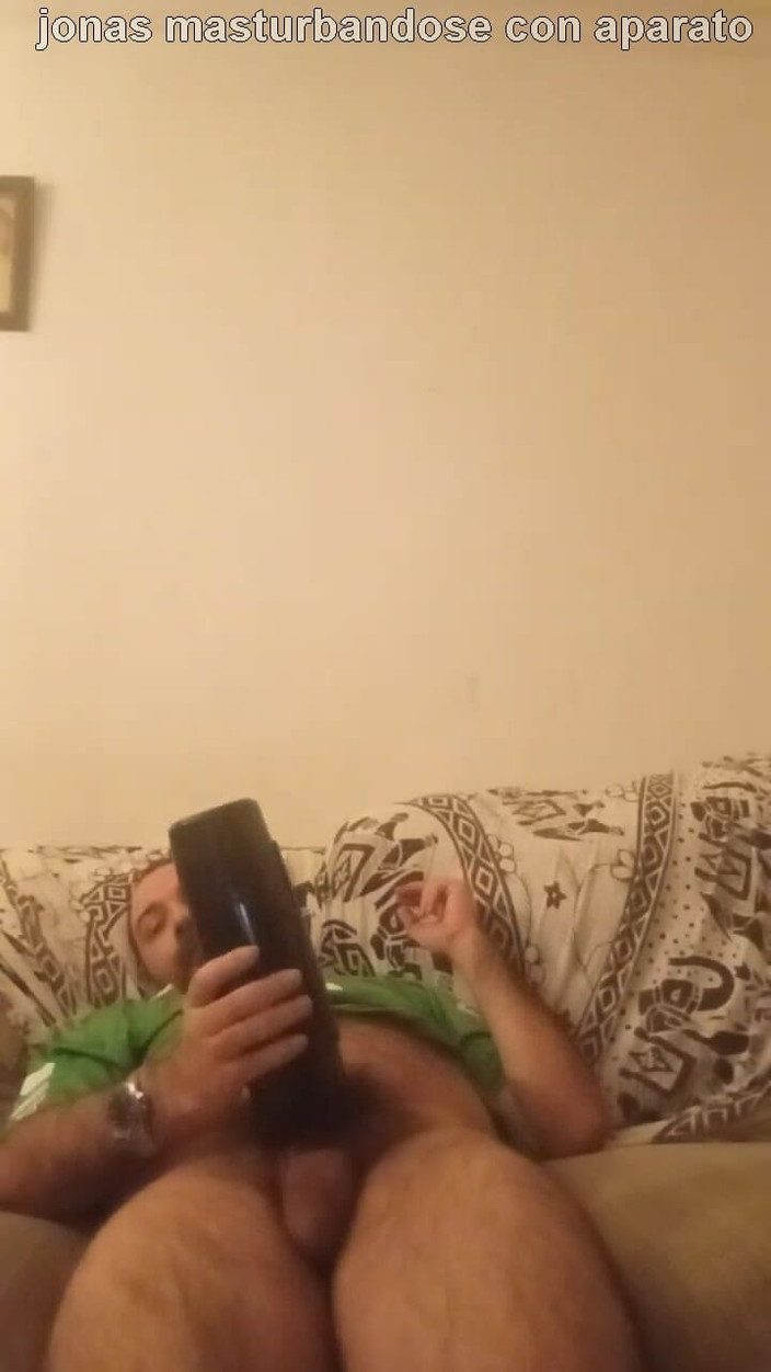 jonasxulo: Jonas masturbující s bribradorem