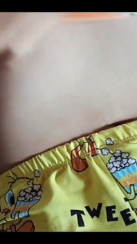 La ragazza viene scopata dal suo dildo