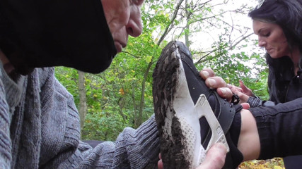 Femdom Austria: Adoração de sapatos com o pobre homem escravo