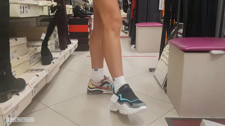 SweetButtocks: Sem calcinha em uma loja de sapatos