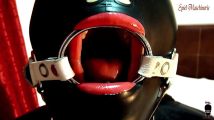 Spiel_maschinerie: Zwarte latex slavin slet met ringknevel diep in keel pik,...