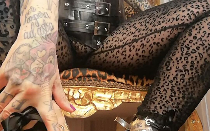 Domina Lady Vampira - SM Studio Femdom Empire: Focus on Feet - Footfetish Custom Clip