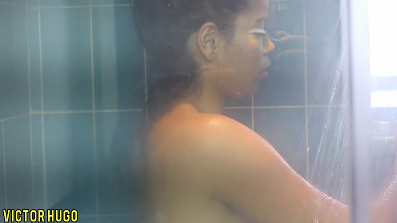 VictorHugo: Kız arkadaşımı banyo alırken filme alıyorum