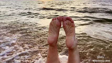 Mistress Legs: Schöne faltige Sohlen und Zehen wackeln im Hintergrund eines Sonnenuntergangs...